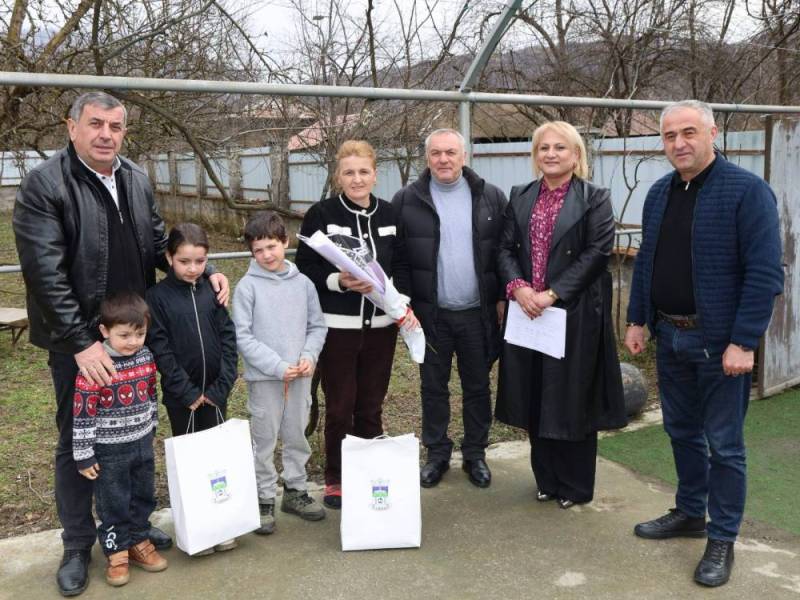 დედის დღე მრავალშვილიან ქალბატონებს ოჯახებში მიულოცეს, სიმბოლური საჩუქრები და ყვავილები გადასცეს